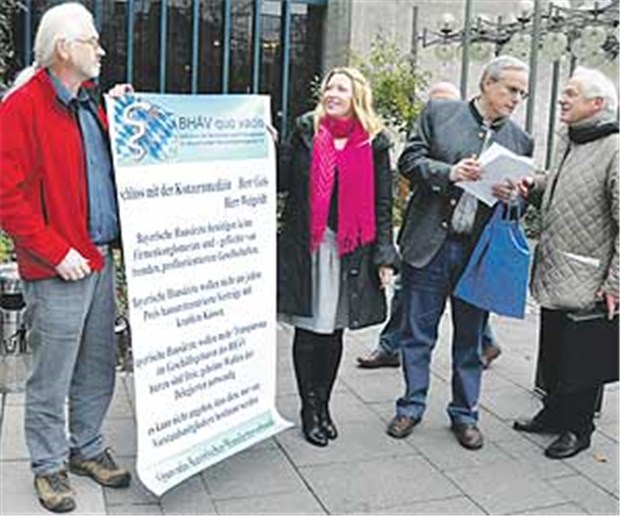 Krawallo oder Realo? Bayerische Hausärzte im Zwiespalt Kritiker des amtierenden Vorstandes demonstrierten in Erlangen vor der Veranstaltungshalle.