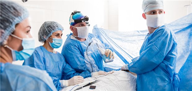 Ärzte bei Operation