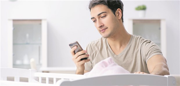 Was taugen Baby-Wearables? Kritischer Blick auf die Kontroll-App: Trägt das Baby im Schlaf ein Wearable, lässt sich die Pulsfrequenz überwachen.