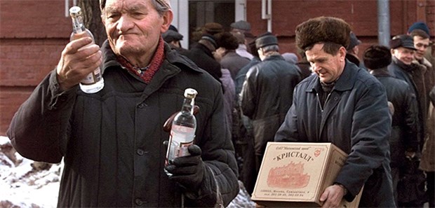 Warum Russen Badezusätze trinken Kritischer Blick auf die Wodka-Flasche: Für viele Russen ist das "Wässerchen" unabdingbar.