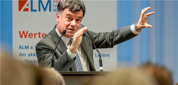 Kritik an Ökonomisierung der Medizin Kritisiert die Ökonomisierung und „Entwertung“ ärztlichen Handelns: der Freiburger Medizinethiker und Philosoph Professor Giovanni Maio.