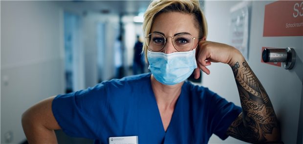 #allesdichtmachen? Macht mal eine Schicht im Rettungsdienst mit! Kritisiert die Schauspieler-Initiative, die mit Clips die Corona-Politik der Bundesregierung kommentiert hatten: Notärztin Dr. Carola Holzner.