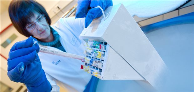 Die Krux bei der Kryokonservierung auf Kassenkosten Kryokonservierung in einem Zentrum für Reproduktionsmedizin: Vor einer potenziell keimzellschädigenden Therapie haben Patienten nun einen Anspruch darauf, dass die Kasse die Kosten für das Einfrieren von Ei- bzw. Samenzellen übernimmt.