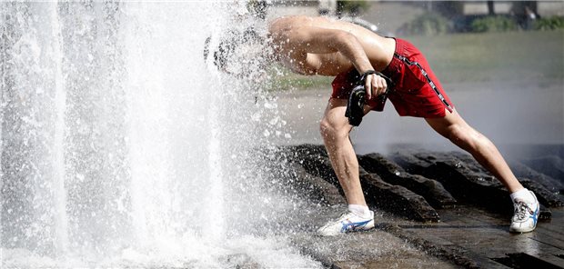 Kühlung in der heißen Stadt: Ein Passant erfrischt sich im Lustgarten in Berlin bei hohen Temperaturen (Archivfoto).