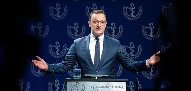 Privatärzte sollen ab Juni gegen COVID-19 mitimpfen dürfen Kündigte beim Ärztetag an, dass auch Privatärzte bald impfen dürfen: Bundesgesundheitsminister Jens Spahn (CDU). PVS und PBV haben bereits ein Konzept entwickelt.