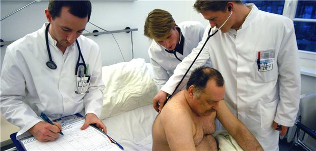 Nachwuchsmediziner checken einen Klinikpatienten