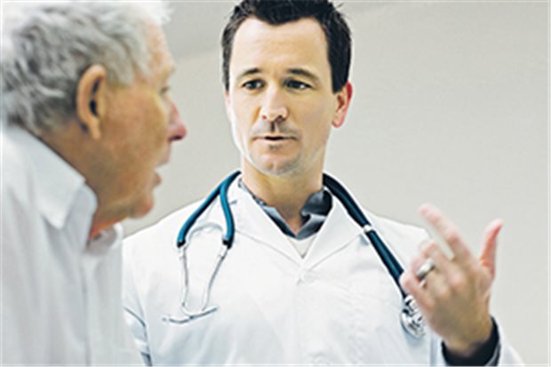 Rösler will Souveränität der Patienten stärken Künftig auf Augenhöhe: Das Arzt-Patienten-Verhältnis soll per Gesetz geregelt werden.