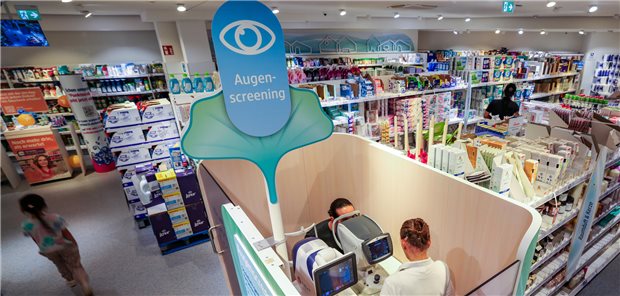 Künftig so selbstverständlich wie Shampoo und Babybedarf? Diagnostikangebote wie Augenscreening in dieser dm-Filiale in Düsseldorf sind umstritten.