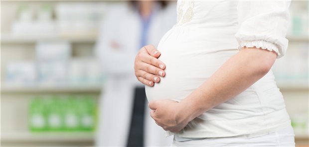 Paus will Mutterschutz nach Abort ausweiten Schwangere Frau hält ihren Bauch.