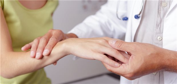 RA: Rheumatologen erfreut über Hausarzt-Einbindung ins DMP Künftig sollen Hausärzte gemeinsam mit Rheumatologen Patienten mir Rheumatoider Arthritis strukturiert behandeln – und zwar im Rahmen eines entsprechenden Disease Management Programms.