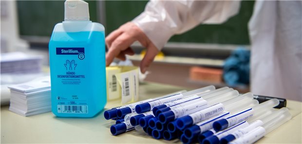 Corona-Mutationen sollen schneller entdeckt werden Künftig sollen abhängig von der Inzidenz auch in Deutschland zwischen fünf und zehn Prozent der positiven Corona-Tests auf den genetischen Bauplan der Viren hin untersucht werden.