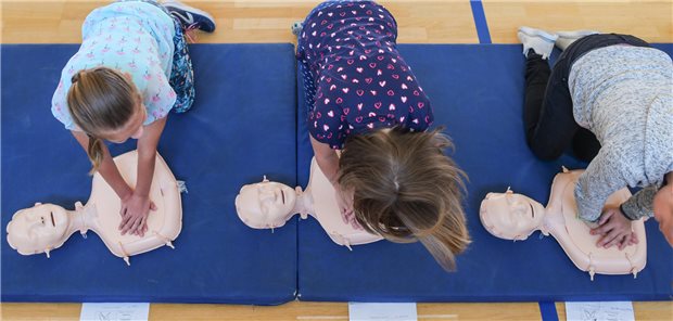 NRW führt verpflichtenden Reanimationsunterricht an Schulen ein