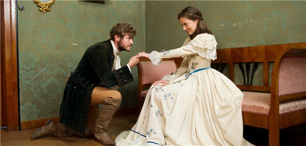 Küss’ die Hand, gnädige Frau: So galant wie im Fernsehfilm „Prinzessin Maleen“ muss es in der Arztpraxis nicht zugehen.