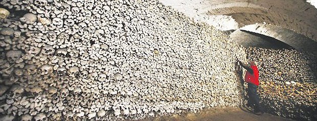 Skelett-Grusel - so weit das Auge reicht Küster Richard Betcher sortiert im Beinhaus von Oppenheim Gebeine, Totenschädel und Knochen.