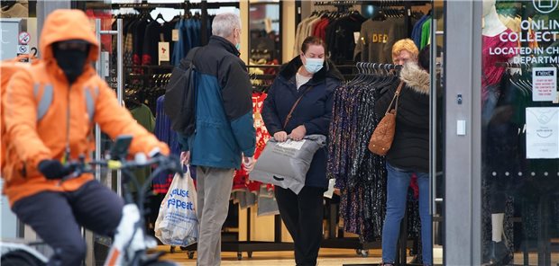 Britische Regierung arbeitet an Fahrplan für Post-Pandemie-Zeit Kunden mit Mund-Nasen-Schutz in einem Liverpooler Geschäft. Premierminister Johnson hat jetzt die Aufhebung vieler COVID-Schutzbestimmungen wie auch die Empfehlung zum Tragen von Schutzmasken bekannt gegeben.