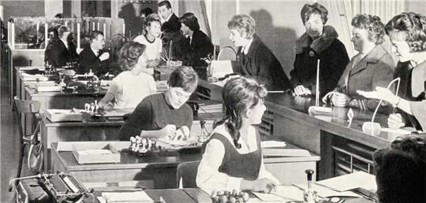 Kundenberatung in den 1960er Jahren: So wie in der Geschäftsstelle München-Schwanthaler ging es in vielen Geschäftsstellen zu - den Kunden wurde wenig diskret, aber unmittelbar am Schalter weitergeholfen. 