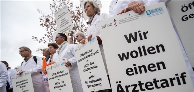 Wider den Aderlass im Öffentlichen Gesundheitsdienst Kundgebung von ÖGD-Ärzten im Oktober 2018 in Fellbach (Baden-Württemberg).