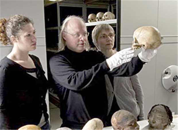 Was die Schädel der Kelten verraten Kurator Dr. Wilfried Rosendahl mit Mitarbeiterinnen bei der Vorbereitung der Ausstellung "Schädelkult" in Mannheim.