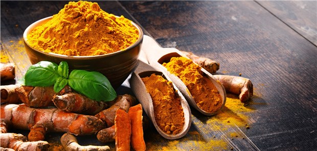 Kurkuma in verschiedenen Formen: Als Gewürz kann es gegen übermäßige Narbenbildung eingesetzt werden.
