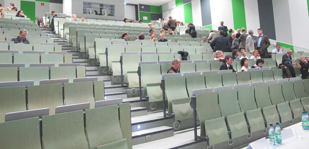 Lust am Hausarztberuf - verordnet von Politik und Kammer Kurz vor Beginn der Veranstaltung: Nur wenige Medizinstudenten haben sich in den Hörsaal eingefunden. Wenn, dann sitzen sie in den hinteren Reihen.