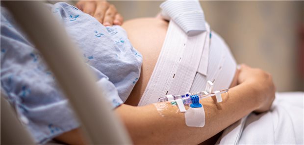 Kurz vor der Entbindung: Ein Herzstillstand während der Entbindung trat in einer US-Studie häufiger bei älteren Patientinnen und solchen mit Vorerkrankungen auf. Dazu zählten Bluthochdruck, psychische Störungen und erworbene Herzerkrankungen.