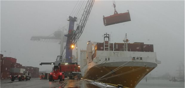 Ein Schiff in Hamburg
