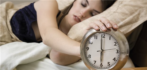 Kurzer Nachtschlaf: Weniger als sieben Stunden Schlaf gingen in einer Metaanalyse mit einem um 33 Prozent höheren Risiko für Infekte der oberen Atemwege einher.