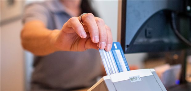 Ersatzbescheinigung via KIM statt über Fax Kurzer Steckvorgang: Wenn die eGK beim Praxisbesuch mit dabei ist, ist alles im Lot. Fehlt sie aber kurz vor Quartalsschluss, dann ist eine Ersatzbescheinigung erforderlich. Bisher wurde in Praxen dafür regelmäßig das Fax angeworfen, nun gibt es eine Alternative.