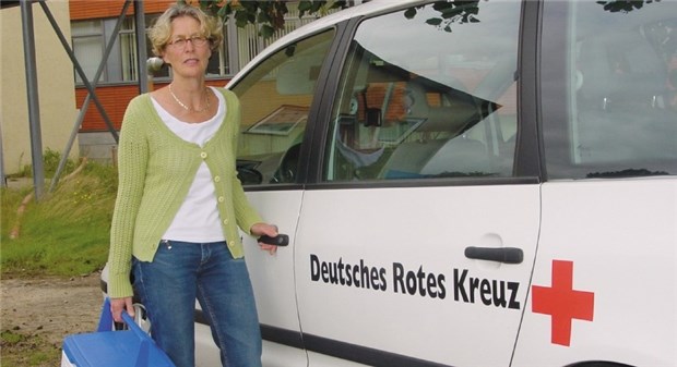 Blutspende soll schneller zum Empfänger Kurzfristige Anlieferungen wie hier durch Dr. Sabine Kraas sind auch weiterhin nötig. Regelhafte Transporte aber könnten durch DRK-eigene Blutdepots in Kliniken verringert werden.