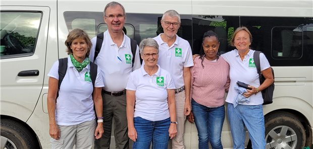Kurzzeitärztin Uta Verena Gröschel (links) mit ihren Kolleginnen und Kollegen und der gemeinsamen Köchin in Nairobi, Kenia.