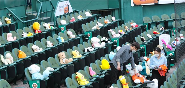 Kuscheltiere als Ersatzfans in Corona-Zeiten Kuscheliger Zuschauer: Das Internet feiert ein Baseball-Team aus Südkorea – die Hanwha Eagles –, das Kuscheltiere als Zuschauer auf der Tribüne platziert hat.