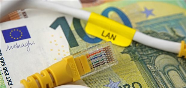 LAN-Kabel auf Geldscheinen: Die IT lässt die Praxiskosten bei Ärzten in die Höhe schießen.
