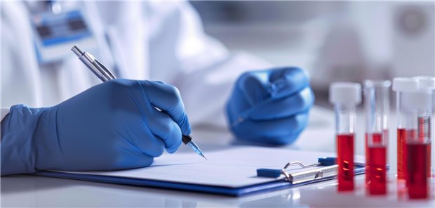 Labormitarbeiter füllt ein Formular aus.