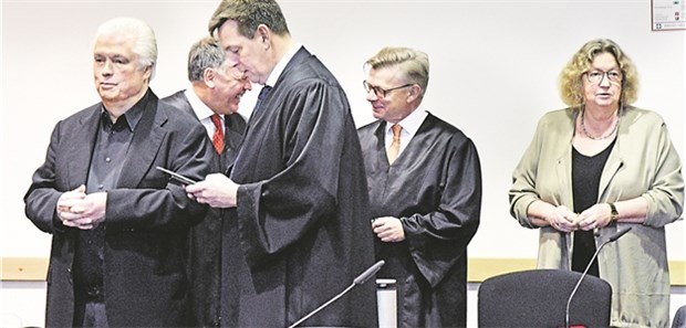 Schottdorf von Betrugsvorwürfen in letzter Instanz freigesprochen Laborarzt Bernd Schottdorf (l.) und seine Ex-Ehefrau Gabriele Schottdorf hier am Augsburger Landgericht, das sie bereits im Januar 2016 vom Vorwurf des Abrechnungsbetrugs freisprach. Dieses Urteil hat nun Bestand.