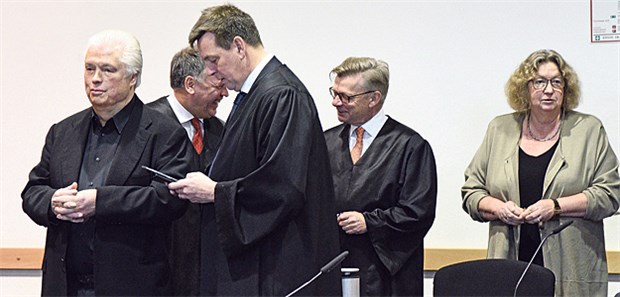 Laborarzt Bernd Schottdorf (l.) und seine Ex-Ehefrau Gabriele Schottdorf mitsamt Anwälten bei der Urteilsverkündung vor Gericht.