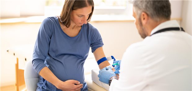 Laborkontrolle bei einer Schwangeren: Wann ist der beste Zeitpunkt, um auf Gestationsdiabetes zu testen? (Symbolbild mit Fotomodellen)