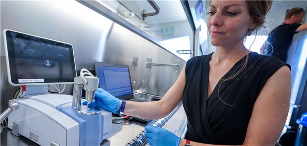 Laborleitetin Anja Gummesson untersucht in einem mobilen Speziallabor auf dem Gelände des Musikfestivals Fusion Drogenpillen von Festivalgästen auf gefährliche Substanzen.