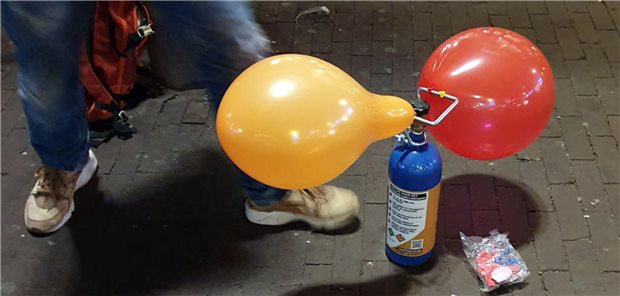 Kölner Chefarzt: Partydroge Lachgas wird unterschätzt Lachgas wird in Amsterdam in Flaschen gefüllt.