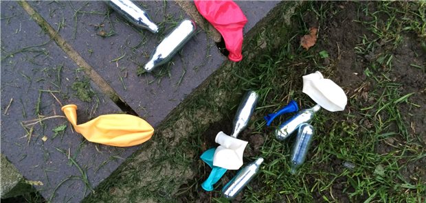 Lachgaskartuschen und leere Ballons: Aufgrund seiner leichten Verfügbarkeit erfreut sich Lachgas als Partydroge großer Beliebtheit.