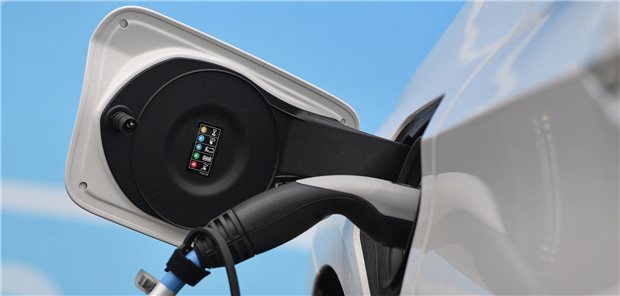 Ladesäulen für E-Autos stehen auch in Deutschland vor immer mehr Eigenheimen oder in Tiefgaragen.