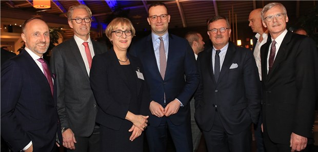 Ärzte bereit, die „Golf-Krise“ friedlich beizulegen Lächeln für die Kamera. Fünf Ärztevertreter rahmen Gesundheitsminister Jens Spahn (CDU) ein. Von links nach rechts: KBV-Vize Dr. Stephan Hofmeister, KBV-Chef Dr. Andreas Gassen, Berlins KV-Vorsitzende Dr. Margret Stennes, BÄK-Präsident Professor Frank Ulrich Montgomery, KBV-Vorstand Dr. Thomas Kriedel.