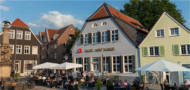Häuserfassade mit alter Apotheke