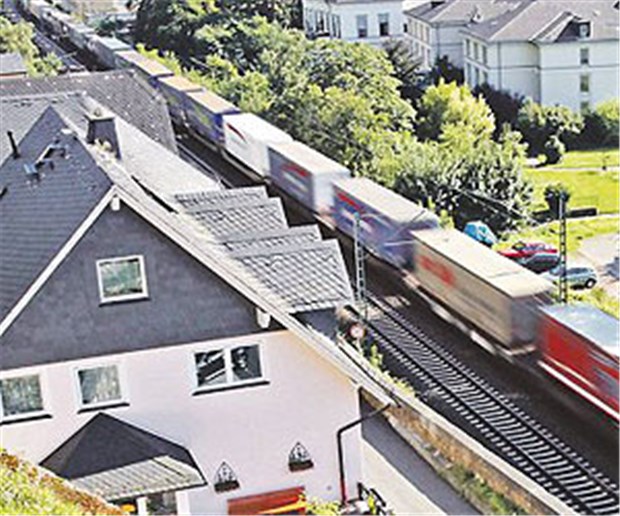 Schlaftöter Güterzug Lärm und Erschütterungen tagaus, tagein: Ein Güterzug fährt durch Assmanshausen bei Rüdesheim.