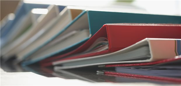 Lästiges Papier: Immer neue Vorgaben und Dokumentationspflichten schrecken angehende Ärztinnen und Ärzte ab, fürchtet die Bundesärztekammer.