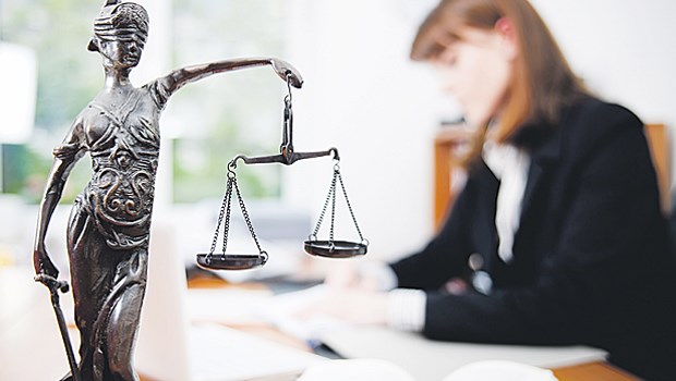 Zahl der Haftungsprozesse bleibt stabil Läuft ein Gerichtsprozess gegen Ärzte, so kann sich das - wie im Regressfall - über Jahre hinziehen.