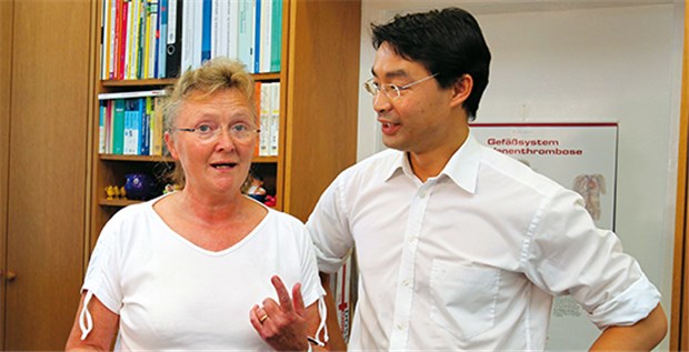 Ein Minister lernt das Landarztleben Landärztin Dr. Astrid Elgeti und Bundesgesundheitsminister Philipp Rösler: Der Augenarzt lernt die Arbeit einer Landärztin aus erster Hand kennen.