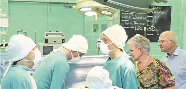 Zeitreise zur ersten Herztransplantation Landärztin Dr. Gabriele Heimann aus der Lüneburger Heide schaut mit ihrem Mann dem OP-Team bei der Herztransplantation über die Schulter.