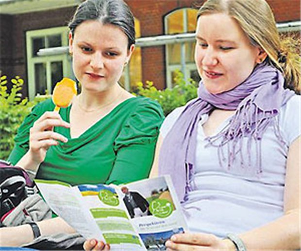 Landarztsuche vor der Klinik Landärztin werden? Sandra Domanski (links), ihre Kommilitonin Wencke Uhle wäre interessiert. Informationstag am UKE in Hamburg.