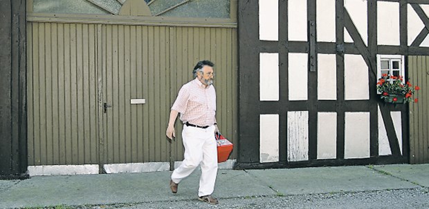 Streit um Versorgungsgesetz: Rösler gegen "Planwirtschaft" Landarzt bei der Arbeit: Damit es sie auch künftig ausreichend gibt, plant die Koalition eine Versorgungsreform.