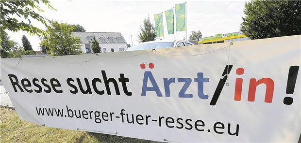 Niedersachsens Regierung ringt um ihren Kurs Landarzt gesucht: Plakat in der 2500-Seelen-Gemeinde Resse in Niedersachsen.